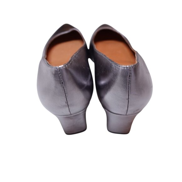 LN Andre Assous Wynne Dress Pump Size 8.5 Metallic Silver Pointed Toe Stiletto - Picture 3 of 9